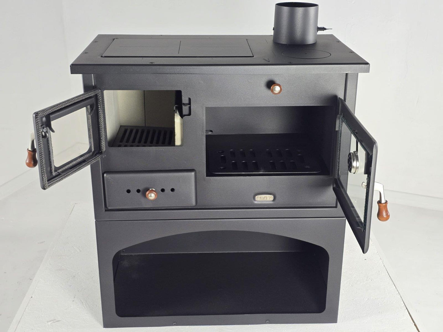 Prity 1 P34 — Open oven and firebox doors