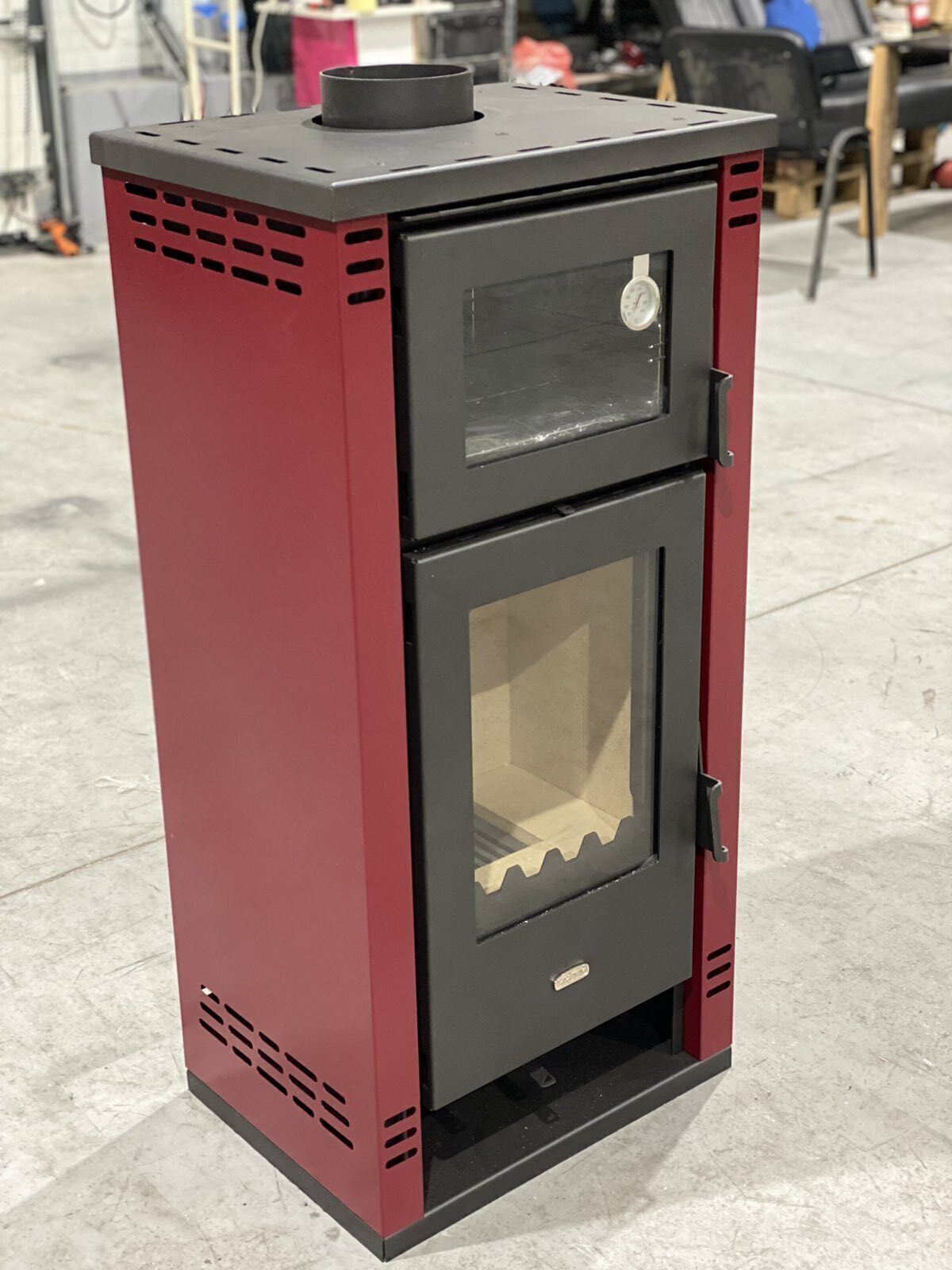Prity K2 GT F — Red stove, angled front view