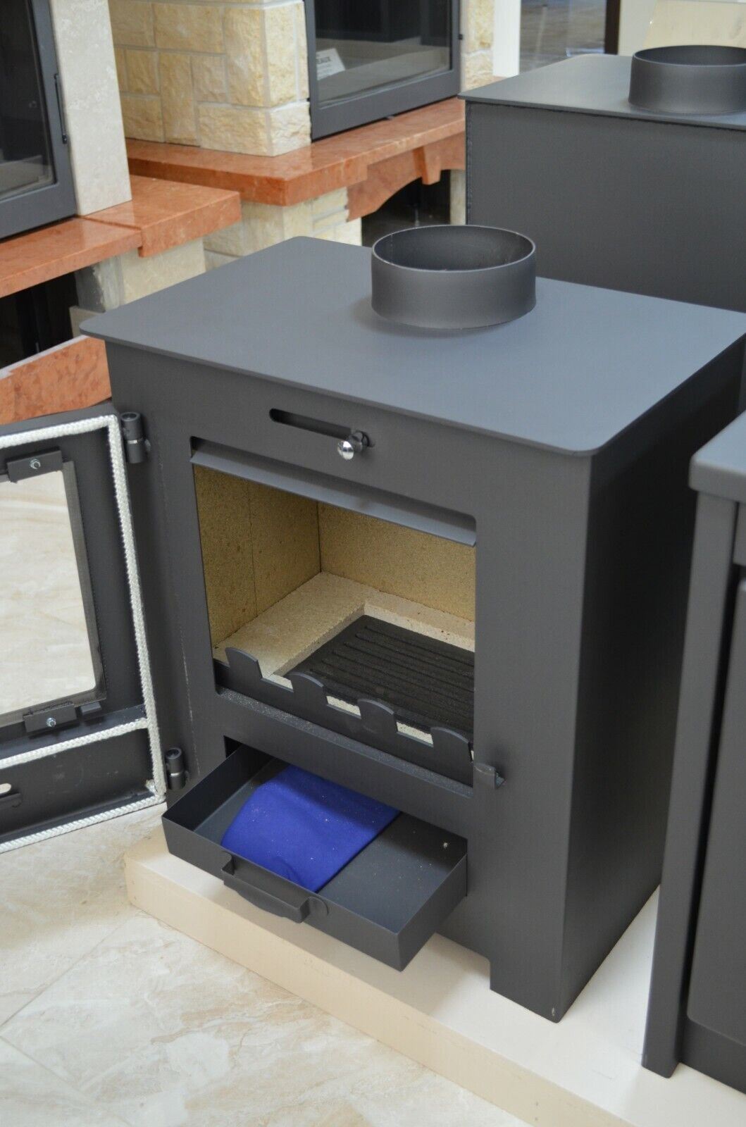 V05 BORA LUX — Open firebox and ash drawer