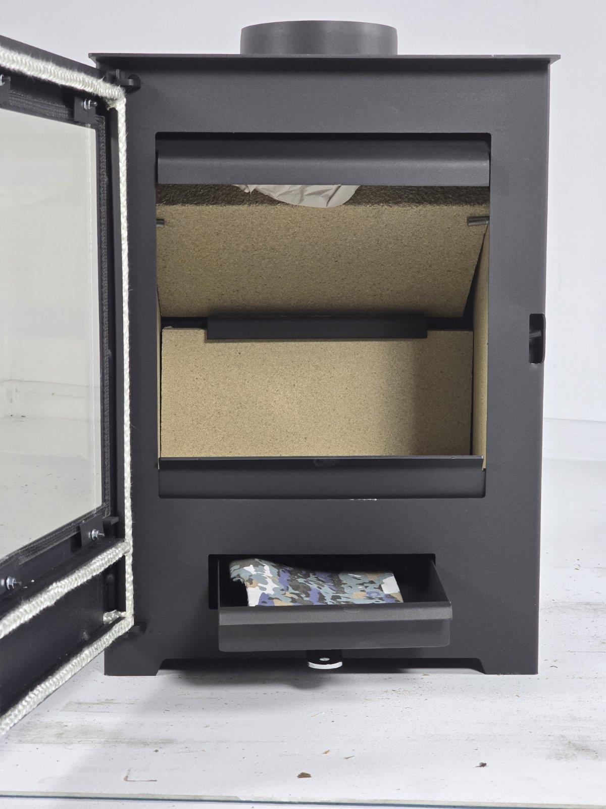 Victoria-05 Parma SL — Open door and firebox
